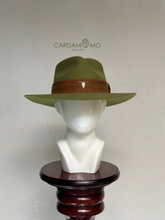 Cargar imagen en el visor de la galería, Cintillo en cuero café con aplicación de buey