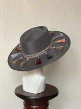 Cargar imagen en el visor de la galería, CORDOBÉS GRIS CON MOTAS
