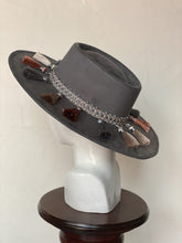 Cargar imagen en el visor de la galería, CORDOBÉS GRIS CON MOTAS
