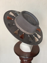 Cargar imagen en el visor de la galería, CORDOBÉS GRIS CON MOTAS
