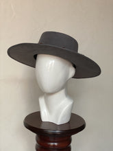 Cargar imagen en el visor de la galería, CORDOBÉS GRIS CON MOTAS
