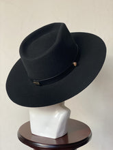 Cargar imagen en el visor de la galería, RUFO
