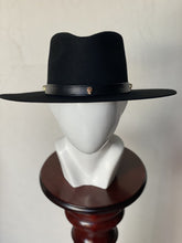 Cargar imagen en el visor de la galería, RUFO
