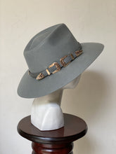 Cargar imagen en el visor de la galería, FEDORA EN CRUZ AZUL PLOMO CINTO
