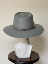 Cargar imagen en el visor de la galería, FEDORA EN CRUZ AZUL PLOMO CINTO
