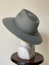 Cargar imagen en el visor de la galería, FEDORA EN CRUZ AZUL PLOMO CINTO

