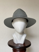 Cargar imagen en el visor de la galería, FEDORA EN CRUZ AZUL PLOMO CINTO
