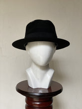 Cargar imagen en el visor de la galería, WILLIAM (ALA CORTA) con ribete negro
