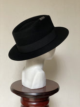 Cargar imagen en el visor de la galería, WILLIAM (ALA CORTA) con ribete negro
