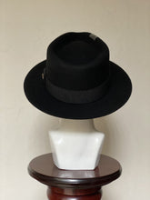 Cargar imagen en el visor de la galería, WILLIAM (ALA CORTA) con ribete negro
