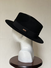 Cargar imagen en el visor de la galería, WILLIAM (ALA CORTA) con ribete negro
