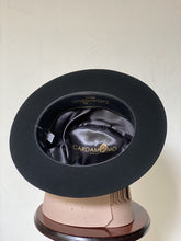 Cargar imagen en el visor de la galería, WILLIAM (ALA CORTA) con ribete negro
