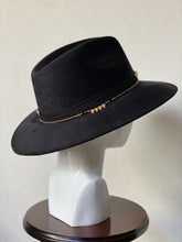 Cargar imagen en el visor de la galería, GOLD SKULL
