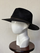 Cargar imagen en el visor de la galería, GOLD SKULL
