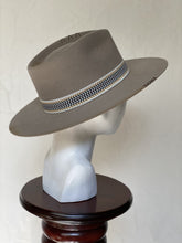 Cargar imagen en el visor de la galería, FLYNN
