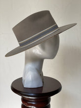 Cargar imagen en el visor de la galería, FLYNN
