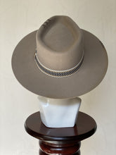 Cargar imagen en el visor de la galería, FLYNN
