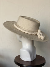 Cargar imagen en el visor de la galería, CORDOBÉS HUESO
