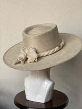 Cargar imagen en el visor de la galería, CORDOBÉS HUESO
