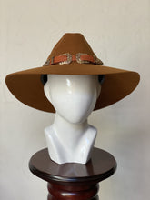 Cargar imagen en el visor de la galería, EXPLORER MOSTAZA CINTO
