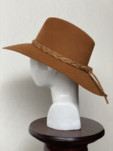 Cargar imagen en el visor de la galería, EXPLORER MOSTAZA MONOCROMÁTICO
