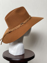 Cargar imagen en el visor de la galería, EXPLORER MOSTAZA MONOCROMÁTICO
