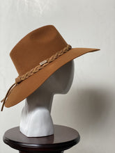 Cargar imagen en el visor de la galería, EXPLORER MOSTAZA MONOCROMÁTICO
