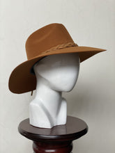 Cargar imagen en el visor de la galería, EXPLORER MOSTAZA MONOCROMÁTICO
