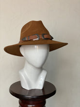 Cargar imagen en el visor de la galería, CAMEL CON HERRAJES
