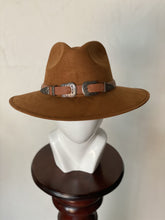 Cargar imagen en el visor de la galería, CAMEL CON HERRAJES

