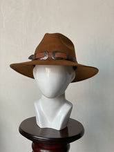 Cargar imagen en el visor de la galería, CAMEL CON HERRAJES
