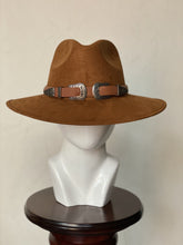 Cargar imagen en el visor de la galería, CAMEL CON HERRAJES
