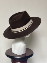 Cargar imagen en el visor de la galería, JOHN BROWN
