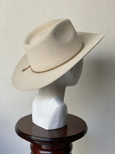 Cargar imagen en el visor de la galería, MONTANA BONE
