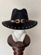 Cargar imagen en el visor de la galería, GAMUZA NEGRA CON CINTO EN PIEL
