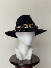 Cargar imagen en el visor de la galería, GAMUZA NEGRA CON CINTO EN PIEL
