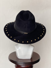 Cargar imagen en el visor de la galería, GAMUZA NEGRA CON CINTO EN PIEL
