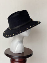 Cargar imagen en el visor de la galería, GAMUZA NEGRA CON CINTO EN PIEL
